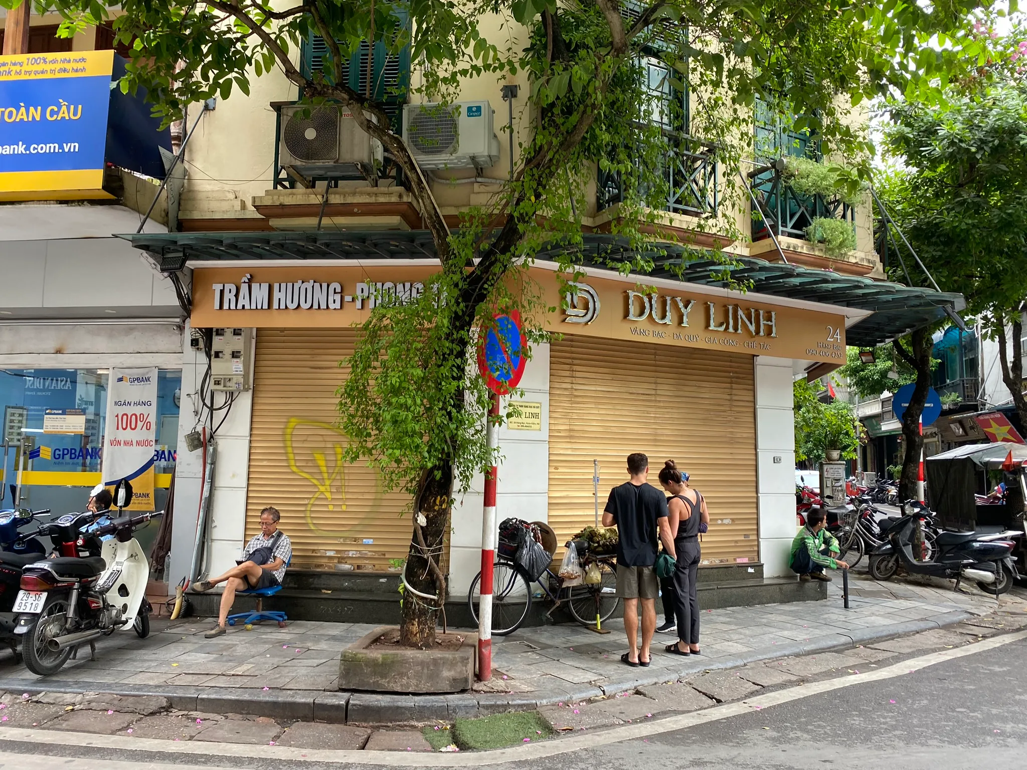 Hanoi street scene where tourists should keep cash and phone awareness